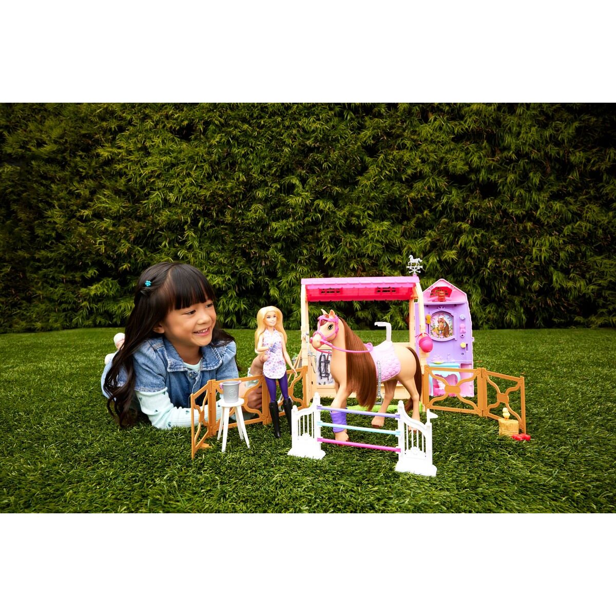 Barbie Mysteries: Das geheimnisvolle Pferdeabenteuer“ Pferdestall-Spielset mit Puppe, Spielzeugpferd und Zubehör, mehr als 25 Teile