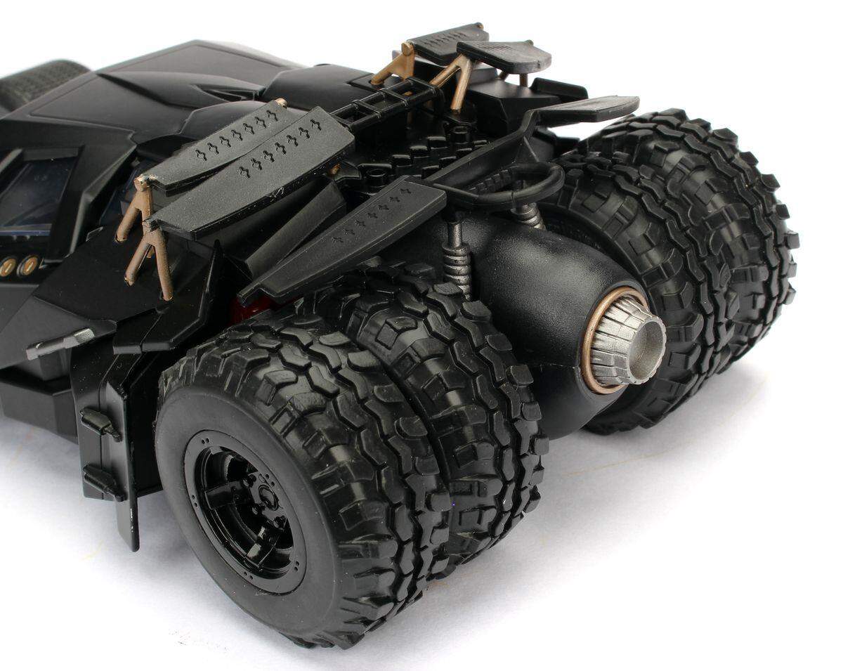 Jada Batman The Dark Knight Batmobile & Batman 1:24