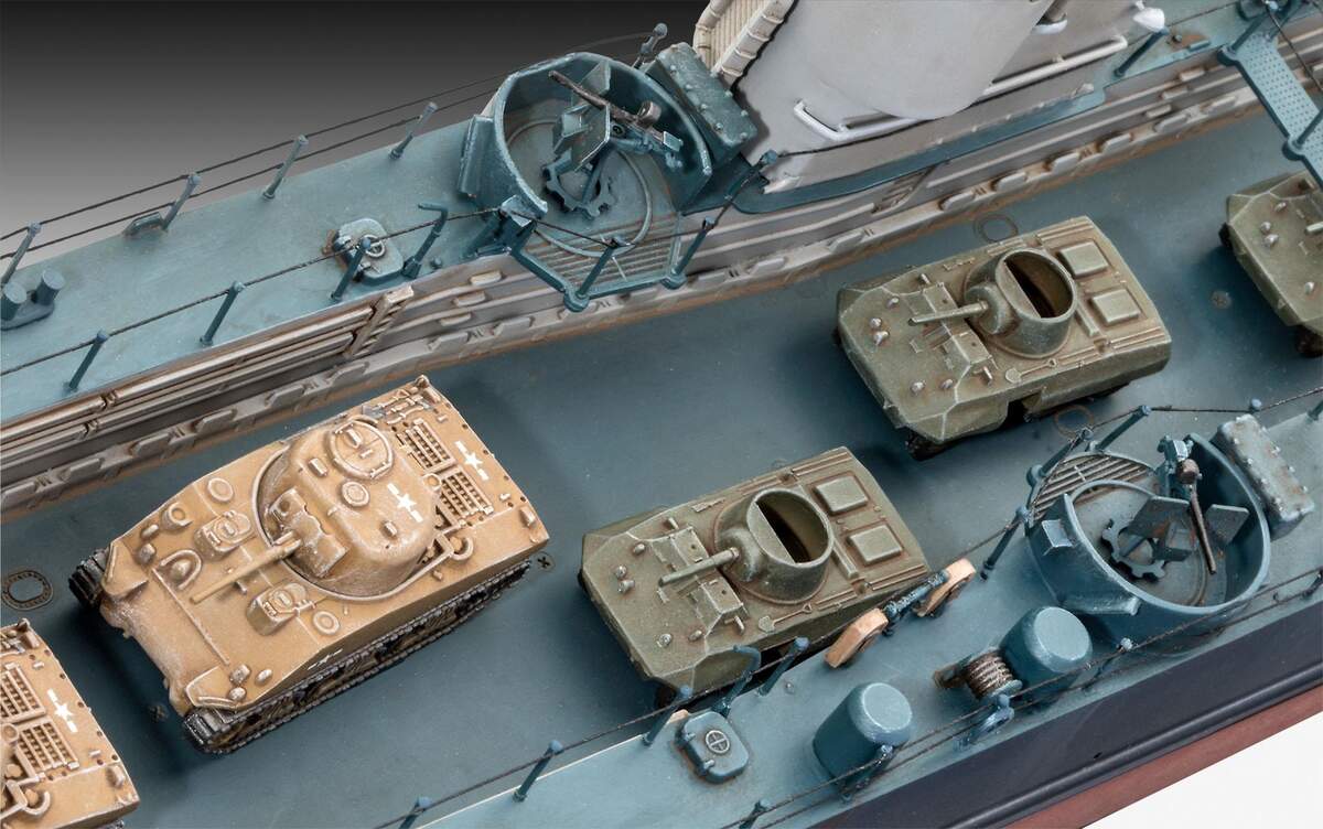 Revell US Navy Landing Ship Medium (Bofors 40 mm gun)