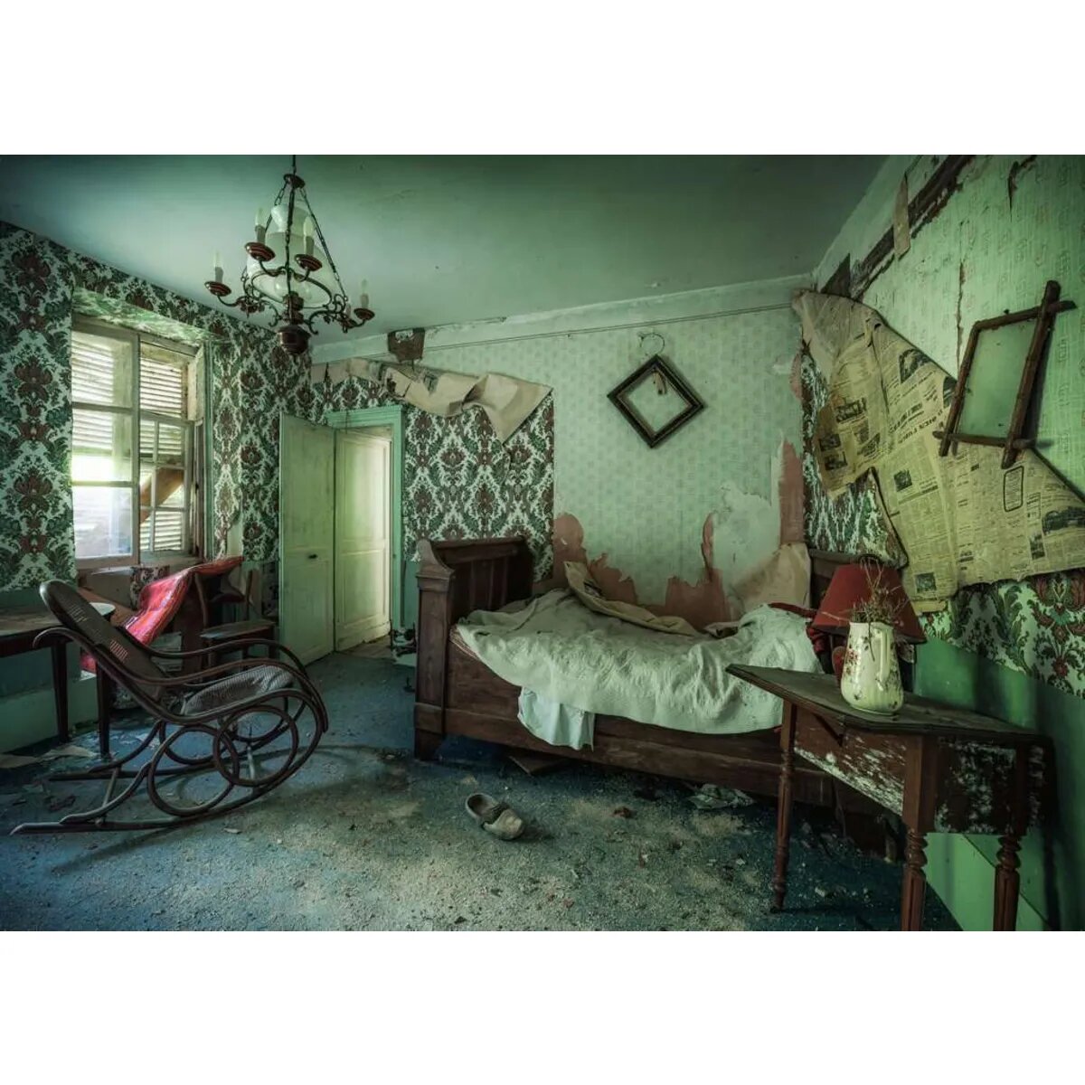 ravensburger-puzzle---crumbling-9B433C952.jpg