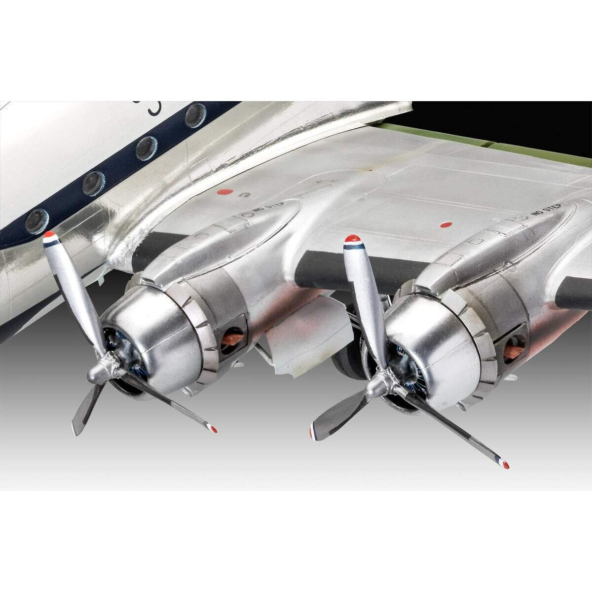 revell---c-54d-F4BB11914.jpg