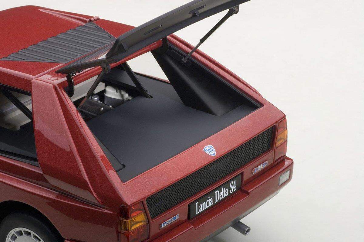 AUTOart Lancia Delta S4 Stradale 1985 rot
