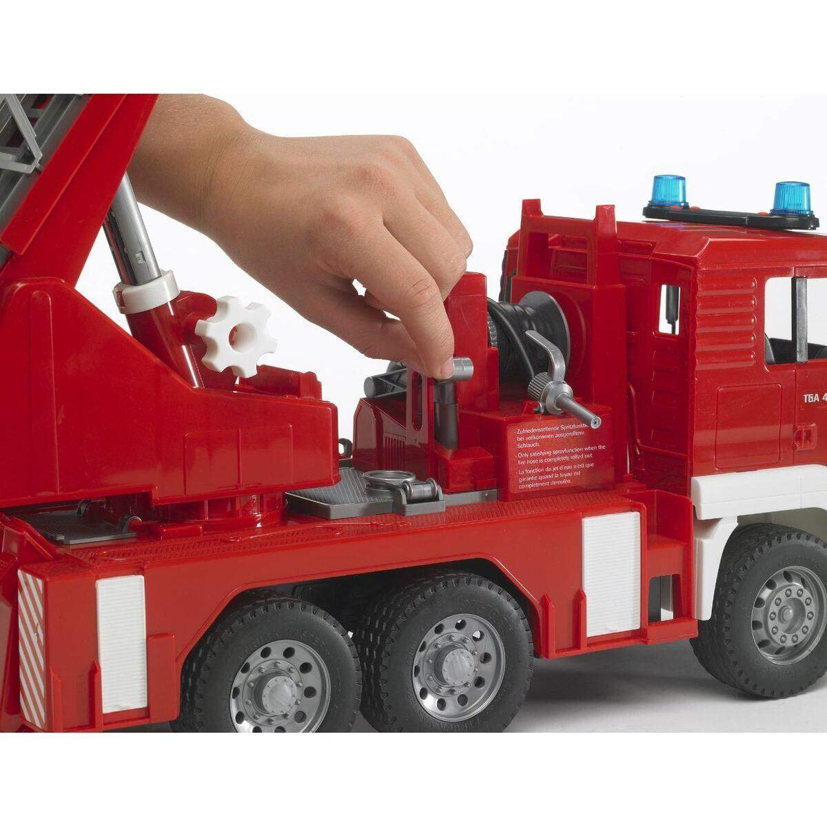 BRUDER® 02771 MAN TGA Feuerwehr mit Drehleiter, Wasserpumpe und Light and Sound Module(trucks) inkl. Batterie