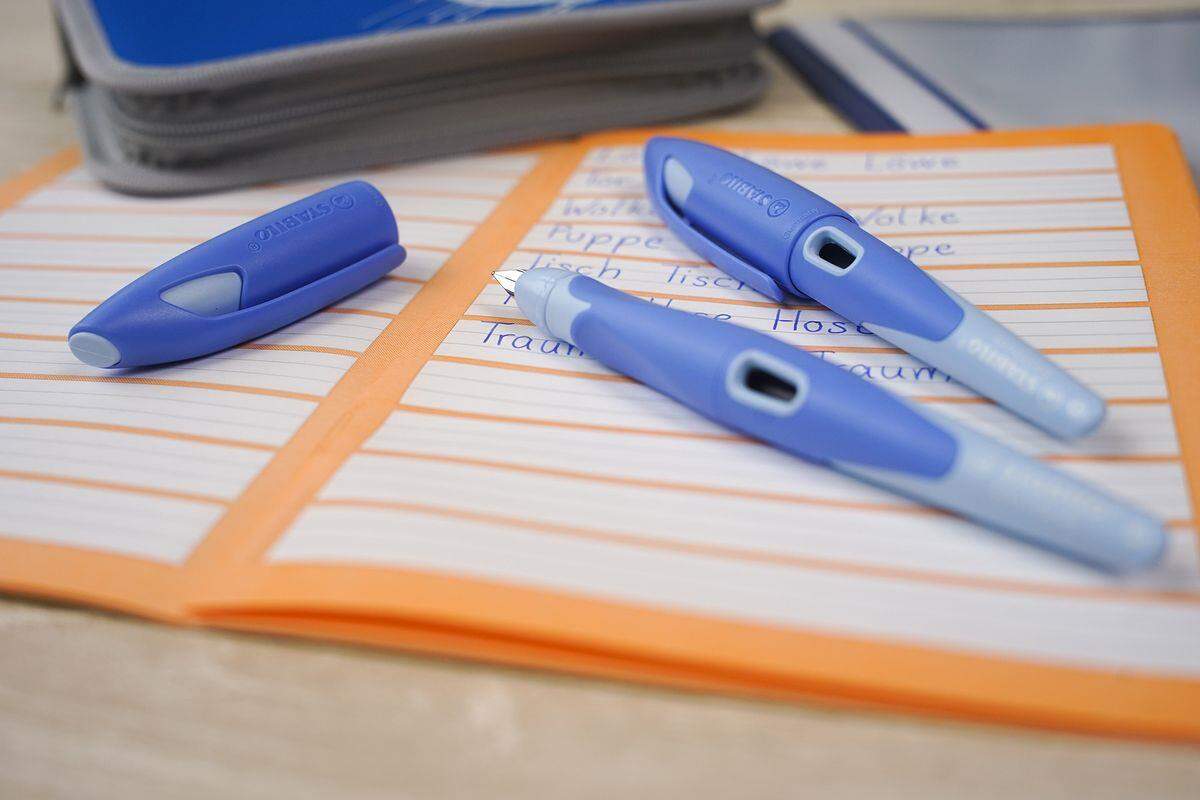 Ergonomischer Schulfüller für Linkshänder mit Anfänger-Feder A - STABILO EASYbirdy Pastel Edition in blau/hellblau - Einzelstift - inklusive Patrone - Schreibfarbe blau (löschbar)