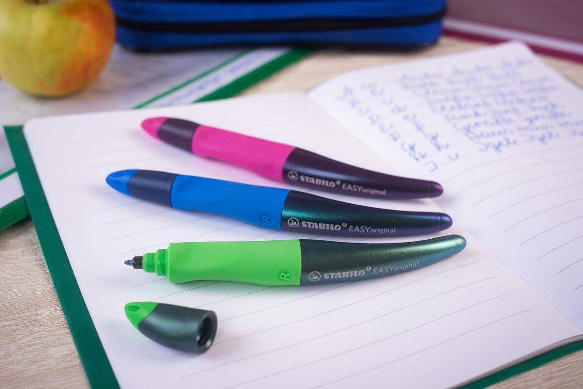 Ergonomischer Tintenroller für Linkshänder - STABILO EASYoriginal Holograph Edition in magenta -  Einzelstift - Schreibfarbe blau (löschbar) - inklusive Patrone