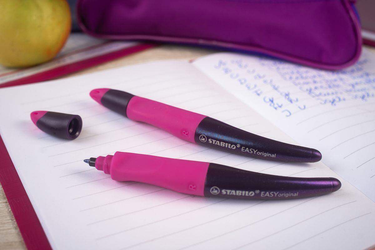 Ergonomischer Tintenroller für Rechtshänder - STABILO EASYoriginal Holograph Edition in magenta -  Einzelstift - Schreibfarbe blau (löschbar) - inklusive Patrone
